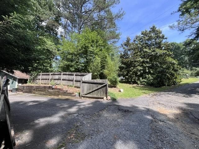 3 bedroom, 2 bathroom, 1,872 sq ft single family residence for sale at 5585 Browns Bridge Road, Cumming, GA 30041 — photo 7