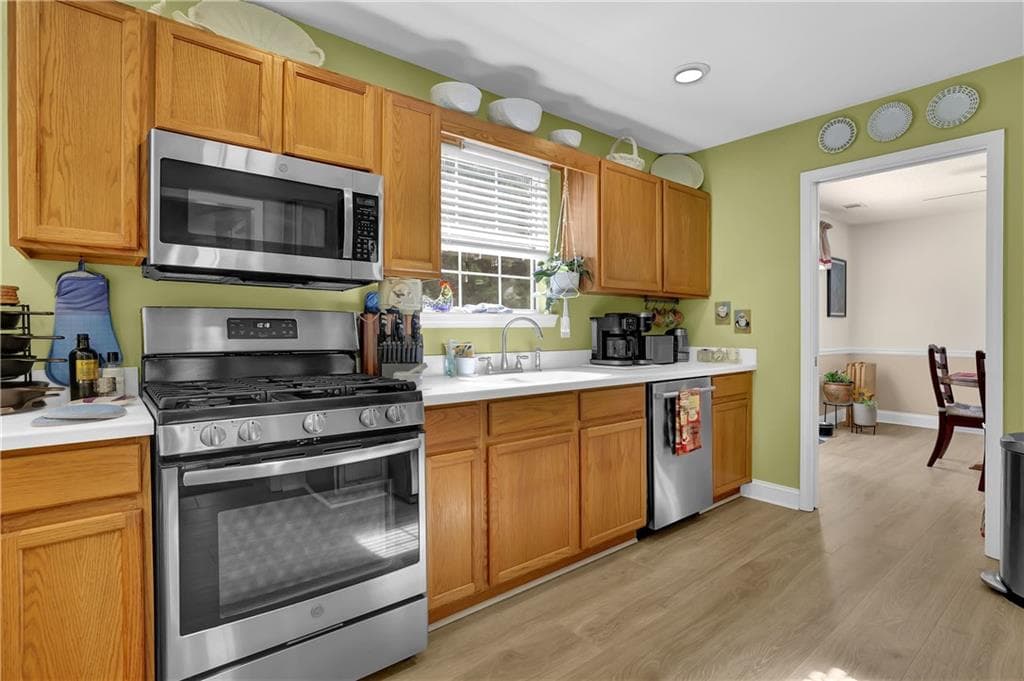 5 bedroom, 3 bathroom, 2,948 sq ft single family residence under contract at 7010 Pinecone Way, Cumming, GA 30028 — photo 3