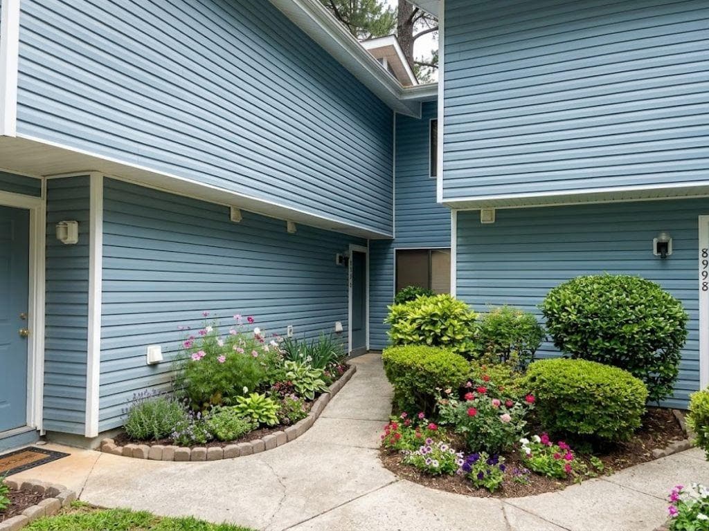 3 bedroom, 2 bathroom, 1,344 sq ft townhouse for sale at 8596 Creekwood Way, Jonesboro, GA 30238 — photo 2