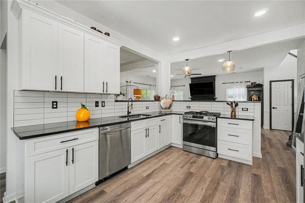 3 bedroom, 3 bathroom, 1,976 sq ft single family residence for sale at 2587 Alvecot Circle, Atlanta, GA 30339 — photo 10