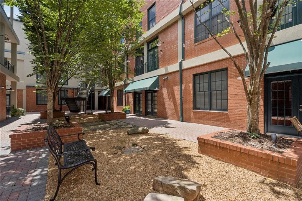 1 bedroom, 1 bathroom, 1,084 sq ft condominium for sale at 1601 Liberty Lane, Roswell, GA 30075 — photo 2
