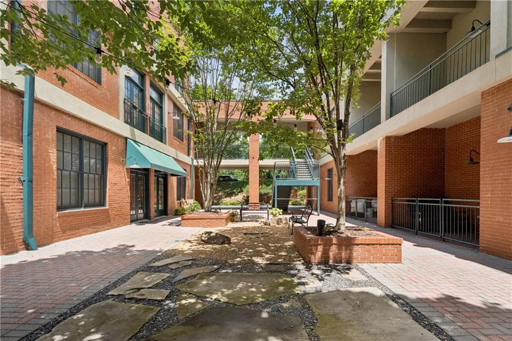 1 bedroom, 1 bathroom, 1,084 sq ft condominium for sale at 1601 Liberty Lane, Roswell, GA 30075 — photo 3