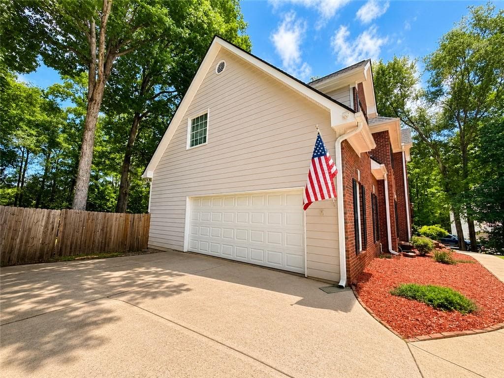 6 bedroom, 4 bathroom, 3,738 sq ft single family residence for sale at 1156 Maple Creek Ridge, Loganville, GA 30052 — photo 4