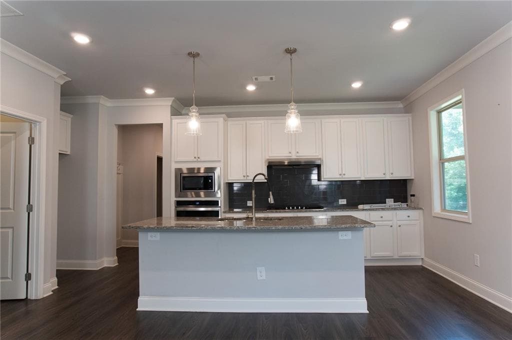 4 bedroom, 3 bathroom, 3,560 sq ft single family residence for sale at 4652 Silver Oak Drive, Gainesville, GA 30504 — photo 3