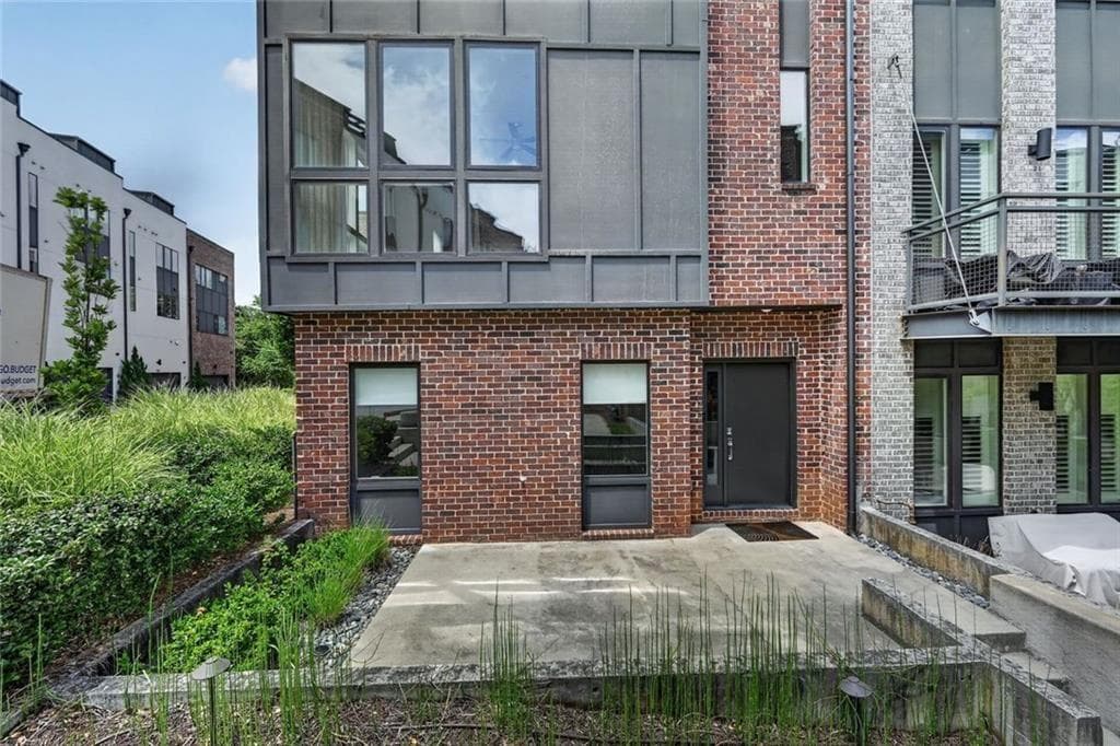3 bedroom, 4 bathroom, 2,214 sq ft townhouse for rent at 1214 Chelsea Circle, Atlanta, GA 30318 for $4,900 a month — photo 2