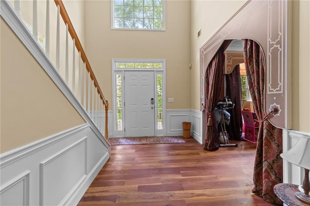 4 bedroom, 3 bathroom, 2,696 sq ft single family residence for sale at 4000 Weatherford Circle, Alpharetta, GA 30009 — photo 3