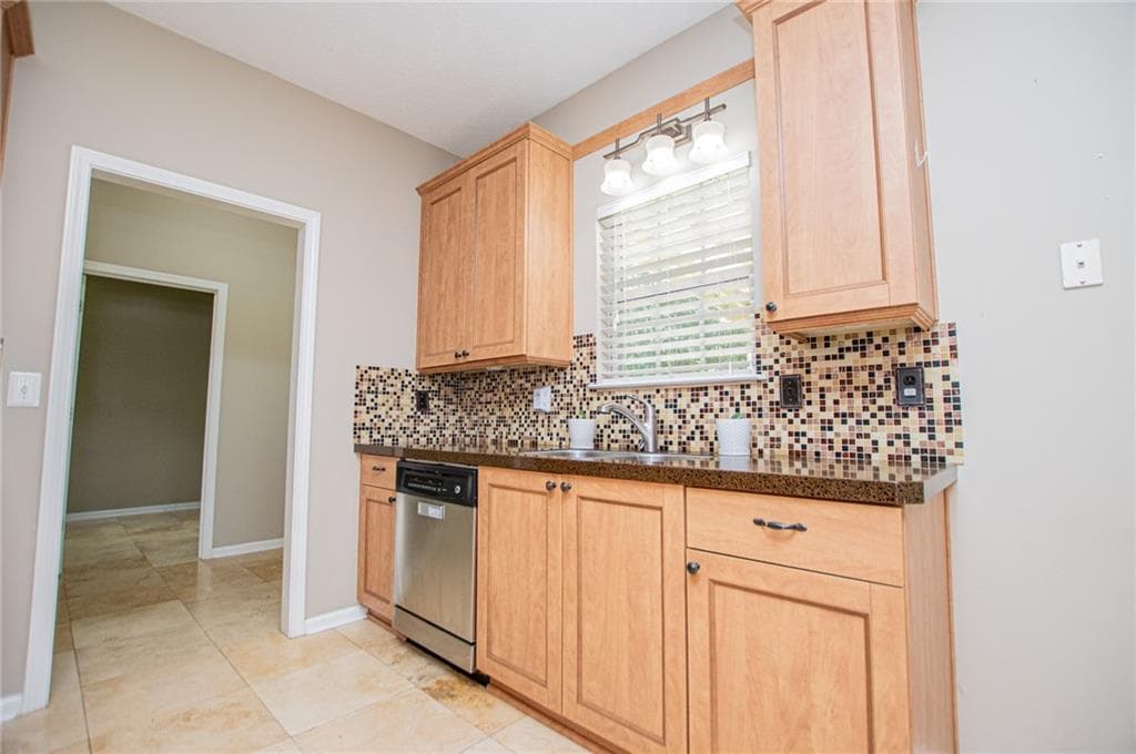 3 bedroom, 2 bathroom, 2,728 sq ft single family residence under contract at 8590 Kencrest Drive, Winston, GA 30187 — photo 10