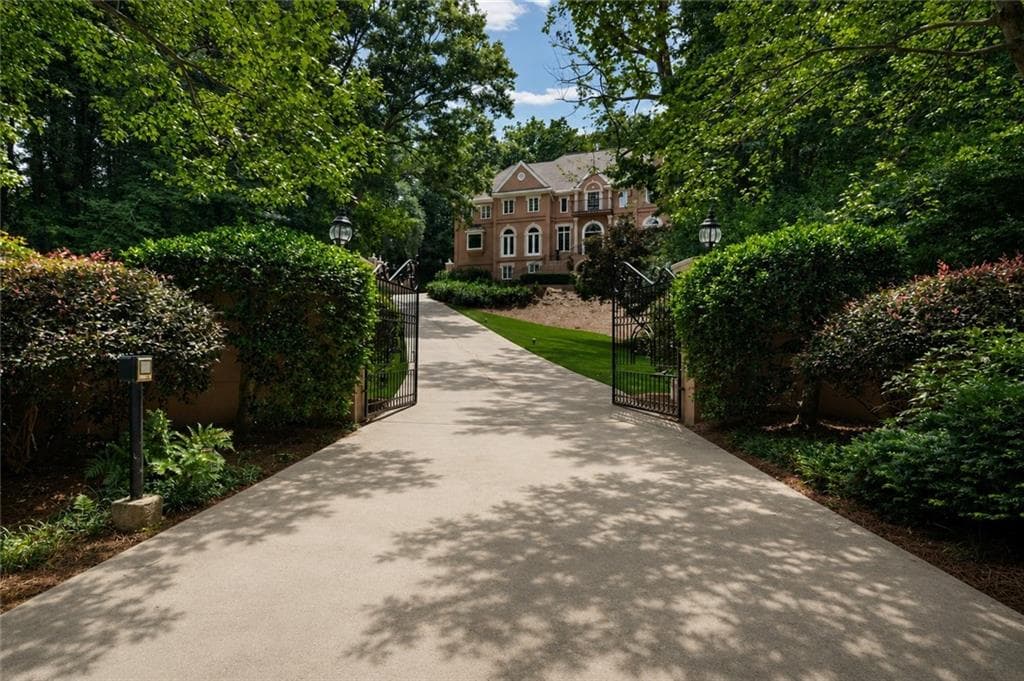5 bedroom, 8 bathroom, 8,500 sq ft single family residence for sale at 135 Lameloise Lane, Atlanta, GA 30327 — photo 6