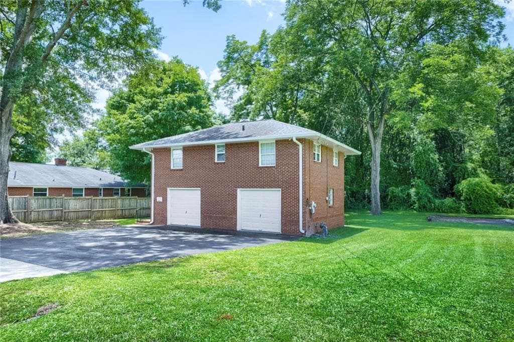2 bedroom, 1 bathroom, 759 sq ft single family residence for sale at 1 North Avenue, Hampton, GA 30228 — photo 1 of 28