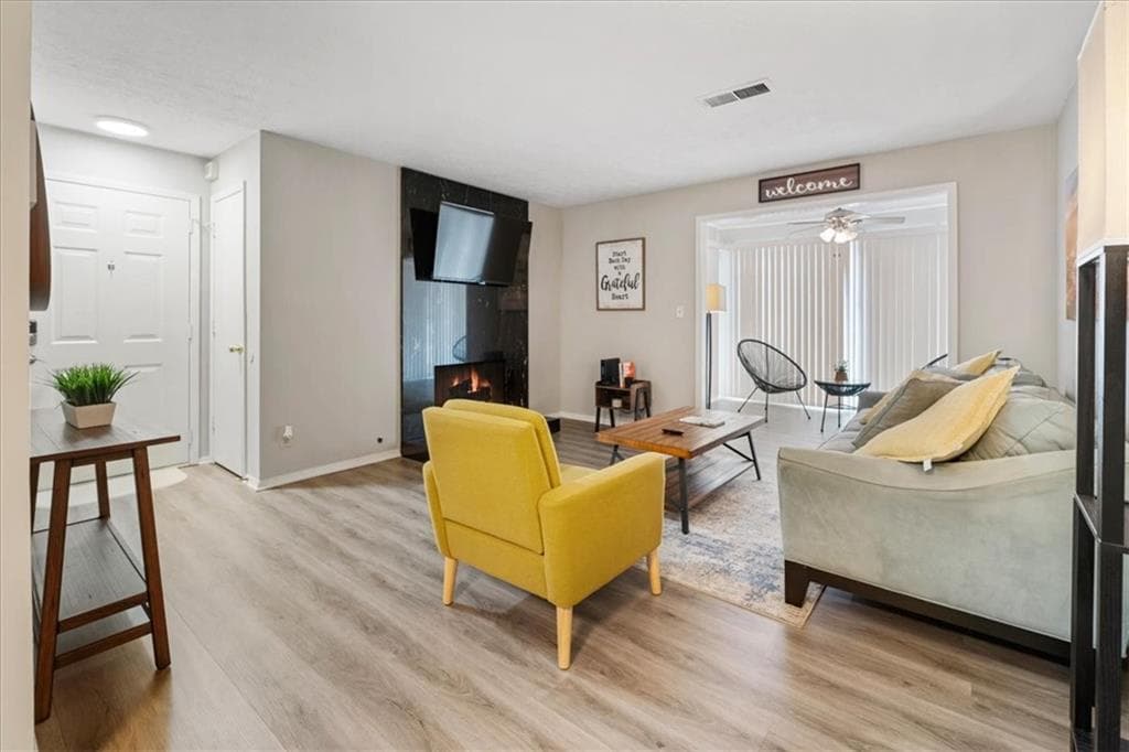 2 bedroom, 1 bathroom, 1,097 sq ft condominium for sale at 2102 Augusta Drive 21, Marietta, GA 30067 — photo 2