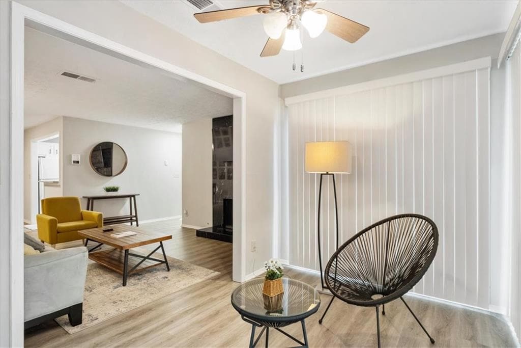 2 bedroom, 1 bathroom, 1,097 sq ft condominium for sale at 2102 Augusta Drive 21, Marietta, GA 30067 — photo 4