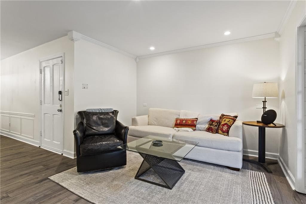 2 bedroom, 2 bathroom, 1,100 sq ft condominium for sale at 53 La Rue Place, Atlanta, GA 30327 — photo 2