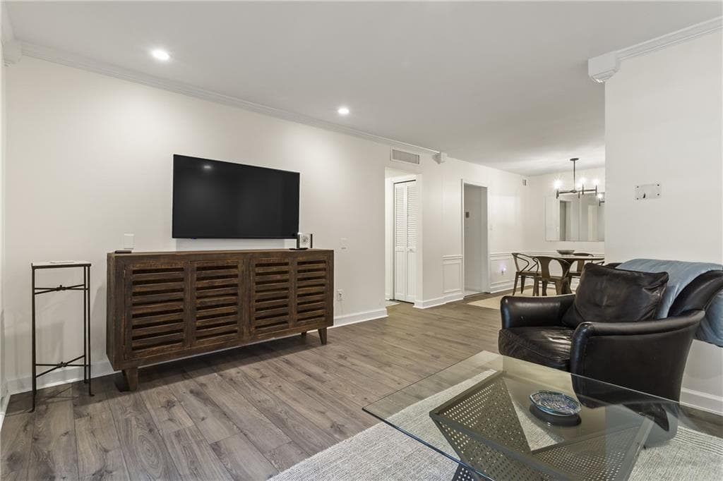 2 bedroom, 2 bathroom, 1,100 sq ft condominium for sale at 53 La Rue Place, Atlanta, GA 30327 — photo 5