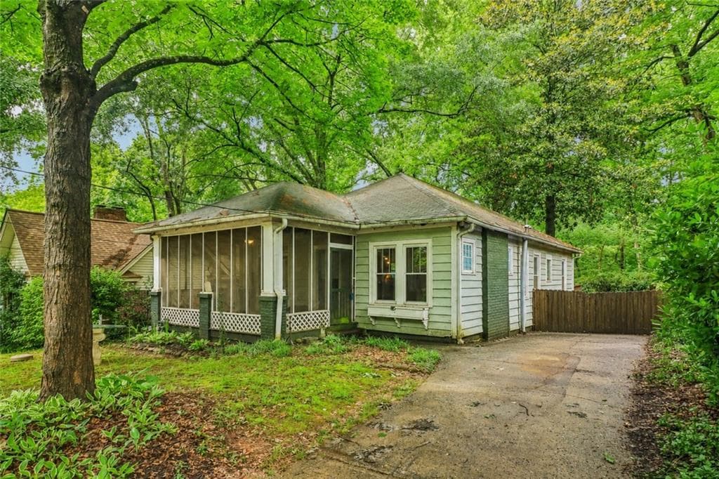 3 bedroom, 1 bathroom, 1,179 sq ft single family residence sold at 653 Gresham Avenue, Atlanta, GA 30316
