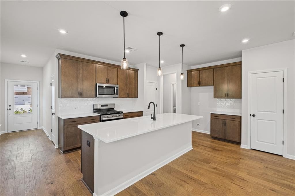 3 bedroom, 3 bathroom, 2,035 sq ft single family residence under contract at 5744 Tillman Way, Powder Springs, GA 30127 — photo 5
