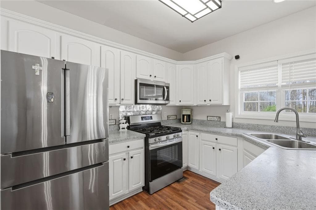 4 bedroom, 3 bathroom, 3,245 sq ft single family residence under contract at 3942 Birdie Drive, Douglasville, GA 30134 — photo 2