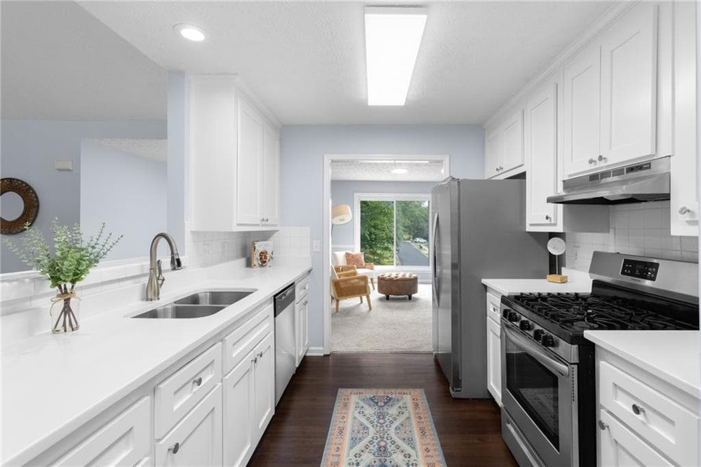 4 bedroom, 3 bathroom, 2,320 sq ft single family residence for sale at 106 Hearthstone Drive, Woodstock, GA 30189 — photo 2