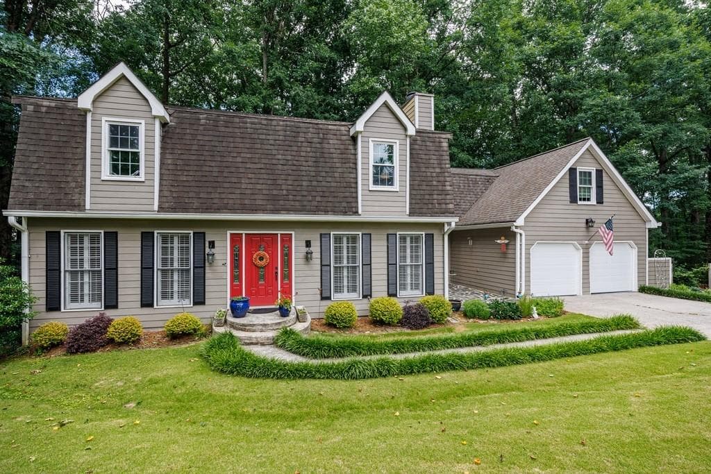 5 bedroom, 4 bathroom, 3,044 sq ft single family residence for sale at 4002 Edgewood Court, Marietta, GA 30068 — photo 2