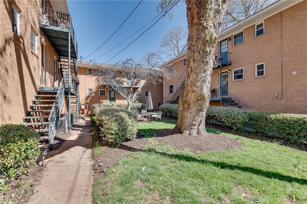 2 bedroom, 2 bathroom, 1,000 sq ft condominium under contract at 3510 Roswell Road H1, Atlanta, GA 30326 — photo 8
