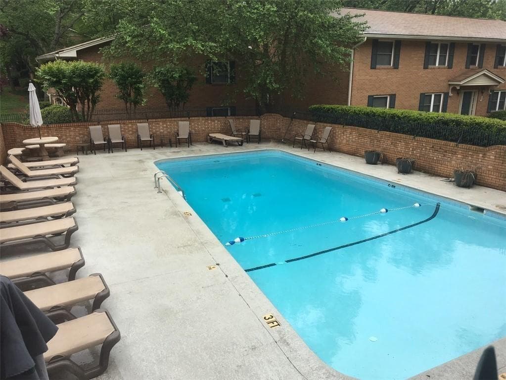 2 bedroom, 2 bathroom, 1,000 sq ft condominium under contract at 3510 Roswell Road H1, Atlanta, GA 30326 — photo 9