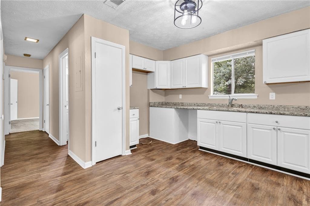3 bedroom, 2 bathroom, 1,080 sq ft single family residence for sale at 8998 Hurst Court, Jonesboro, GA 30238 — photo 10