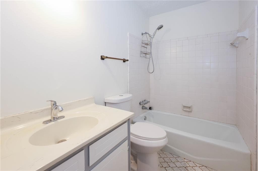 5 bedroom, 3 bathroom, 3,498 sq ft single family residence for sale at 4128 Mayflower Court, Lilburn, GA 30047 — photo 9