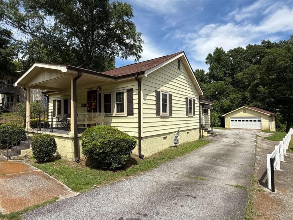 3 bedroom, 2 bathroom, 1,296 sq ft single family residence for sale at 954 Bryant Street, Conyers, GA 30012 — photo 3