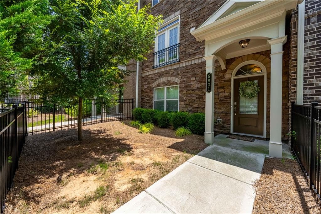 4 bedroom, 4 bathroom, 2,178 sq ft townhouse for rent at 5921 Terrace Bend Way, Peachtree Corners, GA 30092 for $3,500 a month — photo 3
