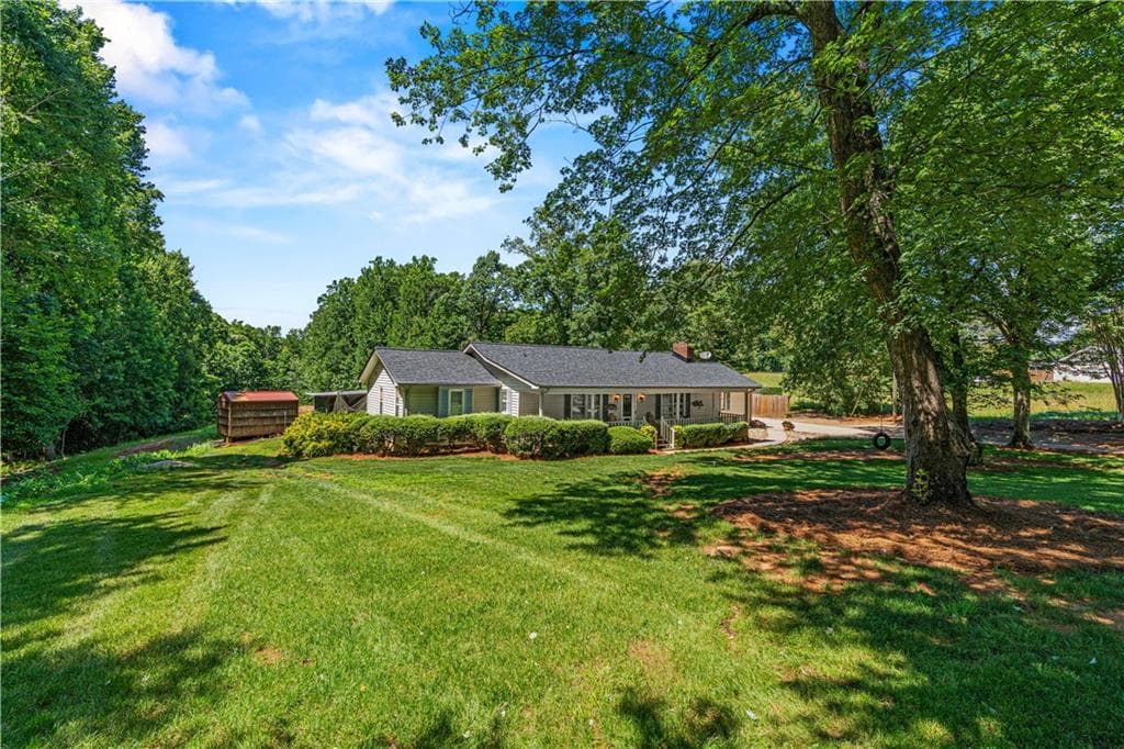 3 bedroom, 2 bathroom, 1,589 sq ft single family residence for sale at 3880 Tanners Mill Road, Gainesville, GA 30507 — photo 3