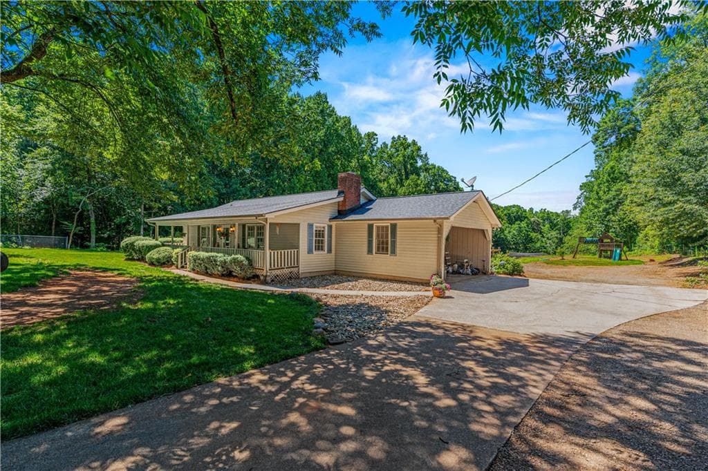 3 bedroom, 2 bathroom, 1,589 sq ft single family residence for sale at 3880 Tanners Mill Road, Gainesville, GA 30507 — photo 2