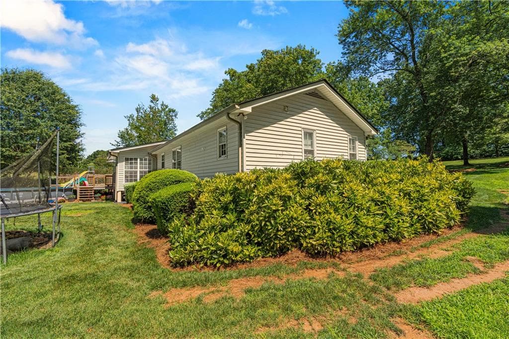 3 bedroom, 2 bathroom, 1,589 sq ft single family residence for sale at 3880 Tanners Mill Road, Gainesville, GA 30507 — photo 4