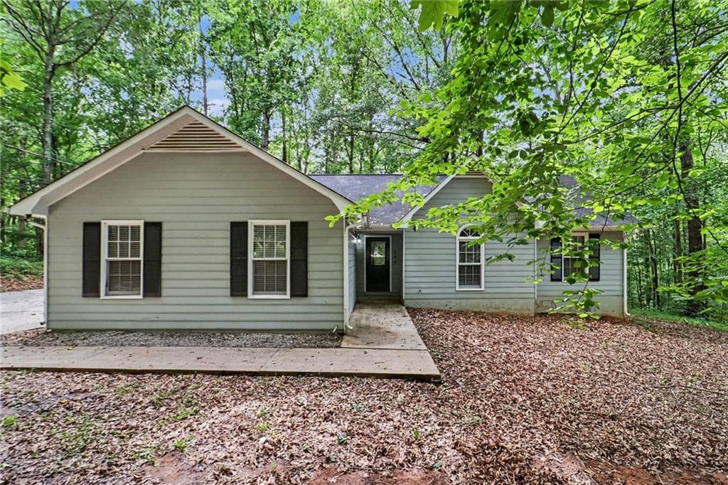 3 bedroom, 2 bathroom, 1,412 sq ft single family residence for sale at 160 Vineyards Drive, Newnan, GA 30265