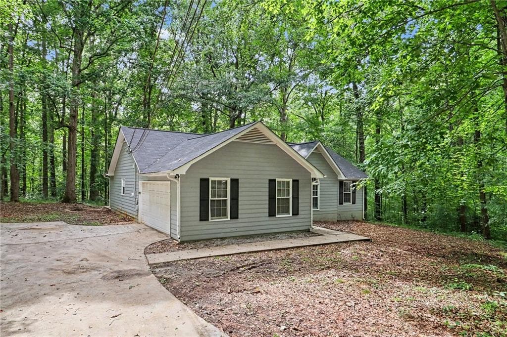 3 bedroom, 2 bathroom, 1,412 sq ft single family residence for sale at 160 Vineyards Drive, Newnan, GA 30265 — photo 3