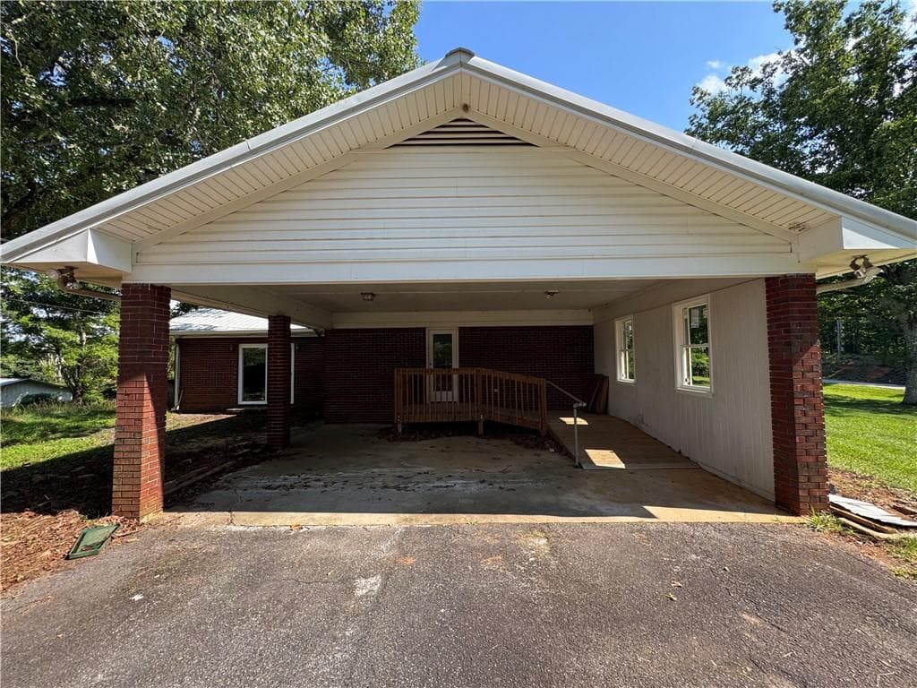 3 bedroom, 2 bathroom, 1,898 sq ft single family residence under contract at 1049 Ben Higgins Road, Dahlonega, GA 30533 — photo 5