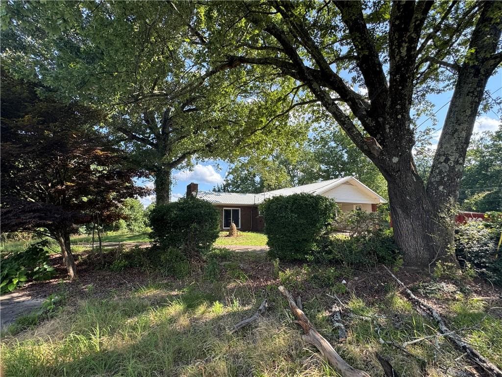 3 bedroom, 2 bathroom, 1,898 sq ft single family residence under contract at 1049 Ben Higgins Road, Dahlonega, GA 30533 — photo 10