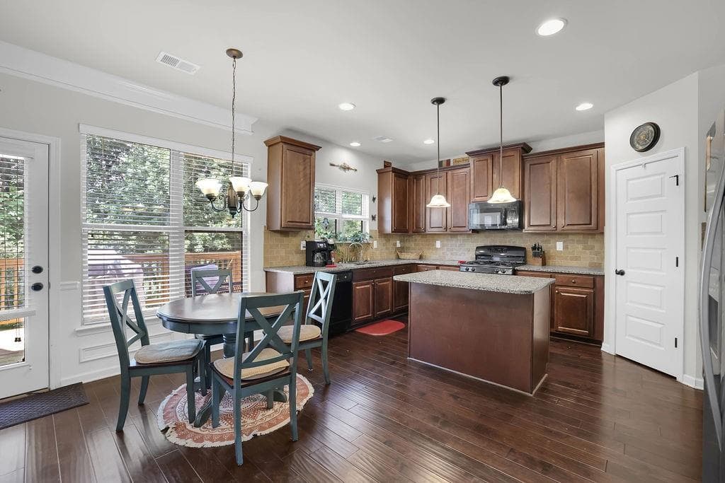 5 bedroom, 4 bathroom, 3,038 sq ft single family residence for sale at 6120 Stillwood Lane, Cumming, GA 30041 — photo 4