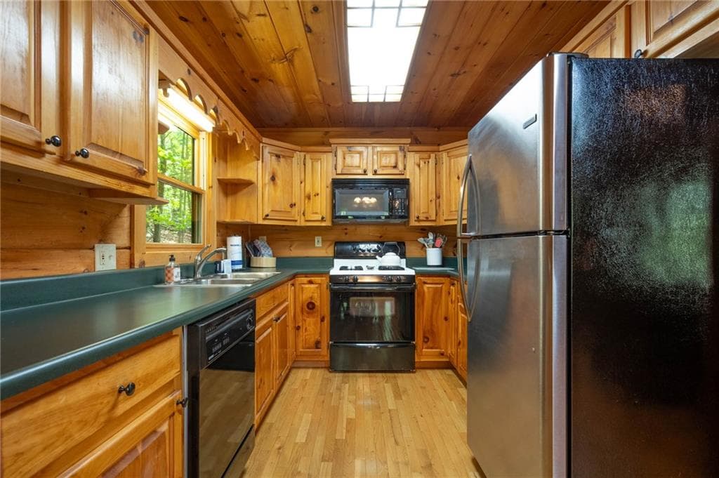 3 bedroom, 3 bathroom, 2,080 sq ft single family residence under contract at 305 Martin Crossing, Cherry Log, GA 30522 — photo 6
