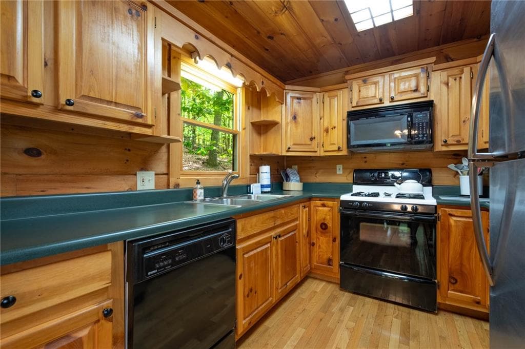 3 bedroom, 3 bathroom, 2,080 sq ft single family residence under contract at 305 Martin Crossing, Cherry Log, GA 30522 — photo 7
