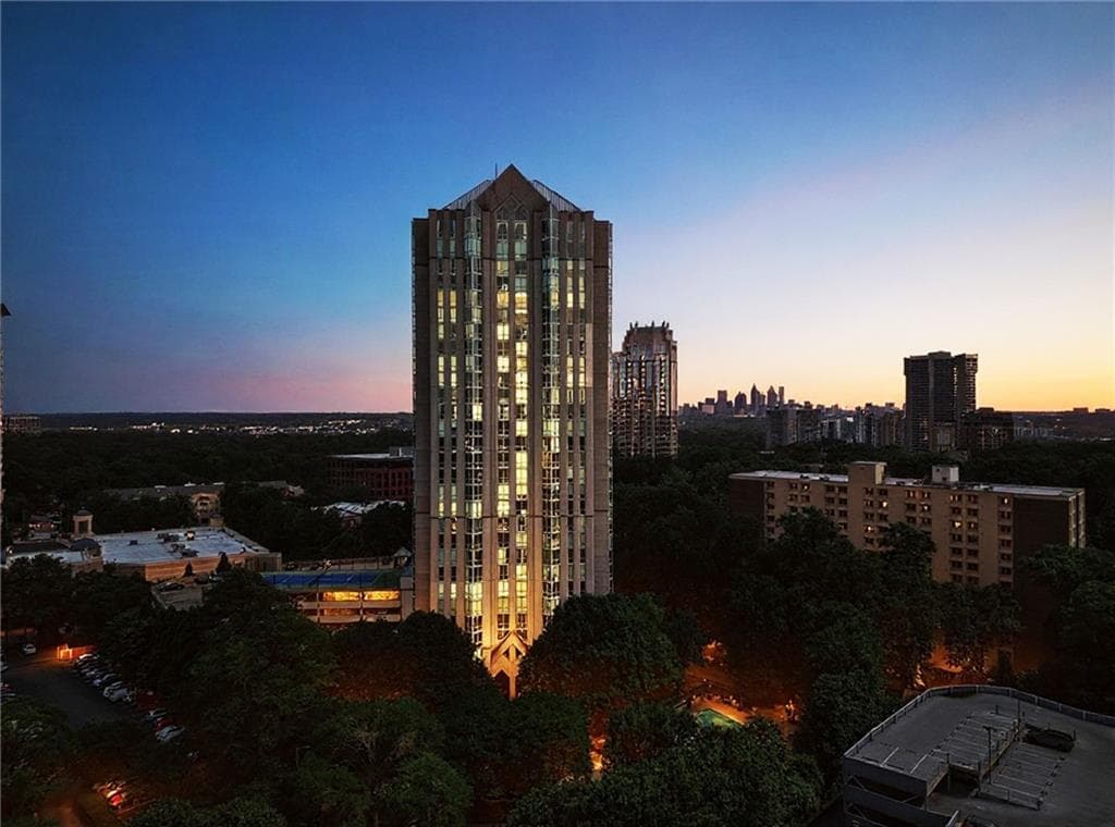 1 bedroom, 1 bathroom, 807 sq ft condominium for sale at 2870 Pharr Court South 207, Atlanta, GA 30305 — photo 2