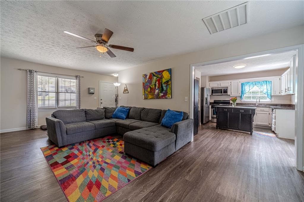 3 bedroom, 3 bathroom, 1,460 sq ft single family residence under contract at 484 Daisy Trail, Lawrenceville, GA 30046 — photo 2