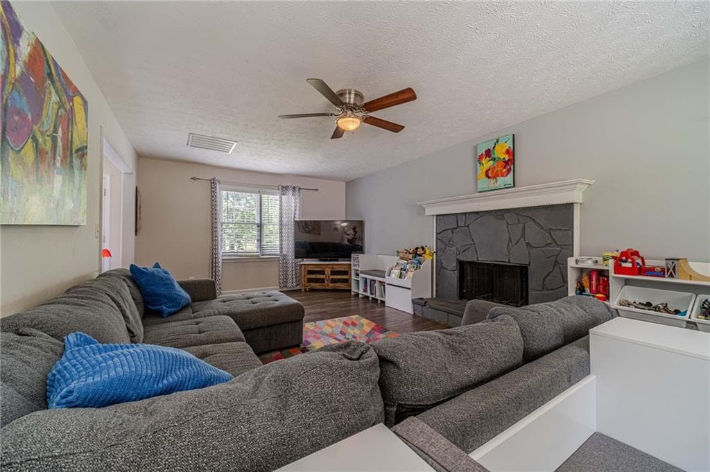 3 bedroom, 3 bathroom, 1,460 sq ft single family residence under contract at 484 Daisy Trail, Lawrenceville, GA 30046 — photo 3