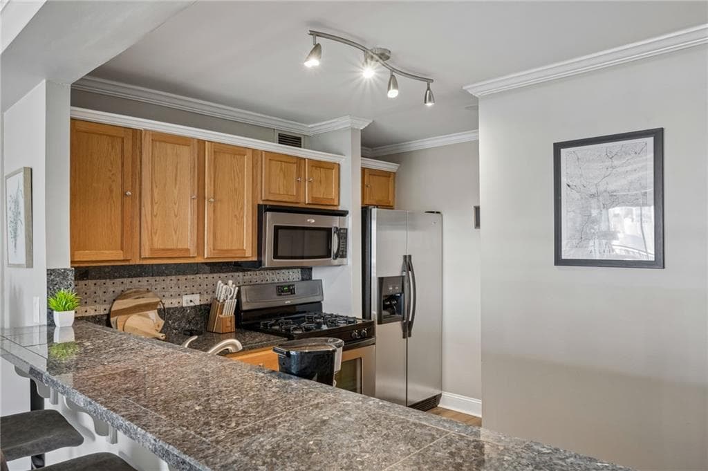 1 bedroom, 1 bathroom, 786 sq ft condominium under contract at 620 Peachtree Street 908, Atlanta, GA 30308 — photo 10
