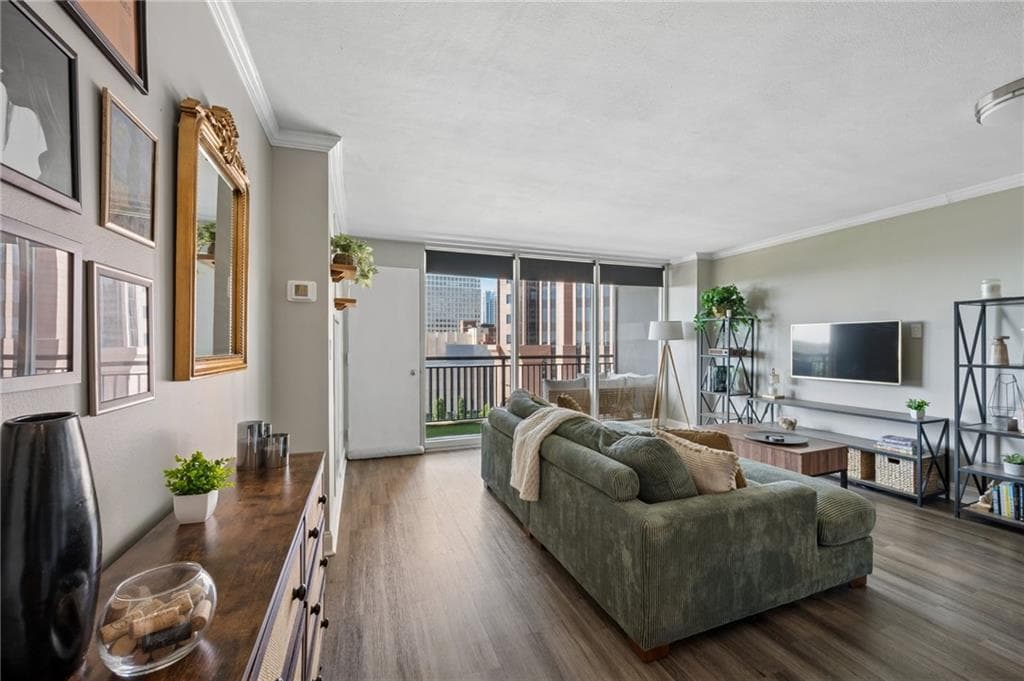 1 bedroom, 1 bathroom, 786 sq ft condominium under contract at 620 Peachtree Street 908, Atlanta, GA 30308 — photo 3