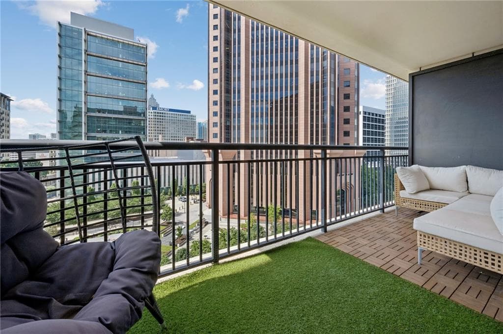 1 bedroom, 1 bathroom, 786 sq ft condominium under contract at 620 Peachtree Street 908, Atlanta, GA 30308 — photo 6