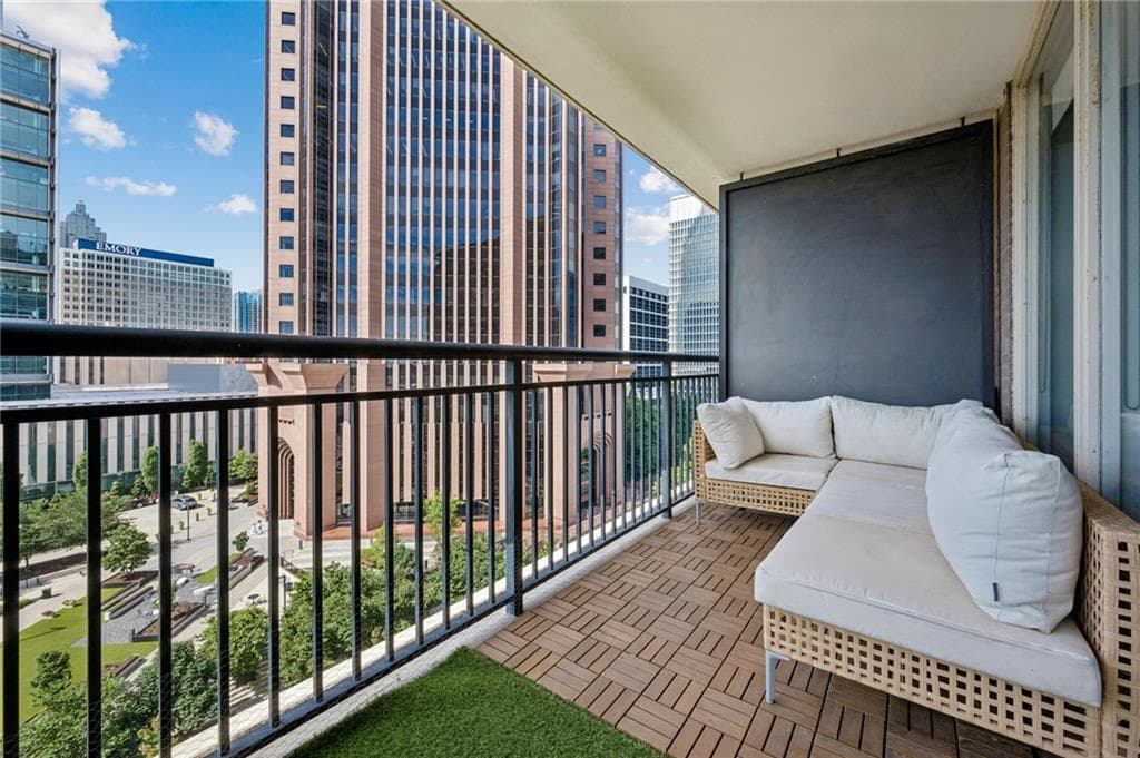 1 bedroom, 1 bathroom, 786 sq ft condominium under contract at 620 Peachtree Street 908, Atlanta, GA 30308 — photo 5