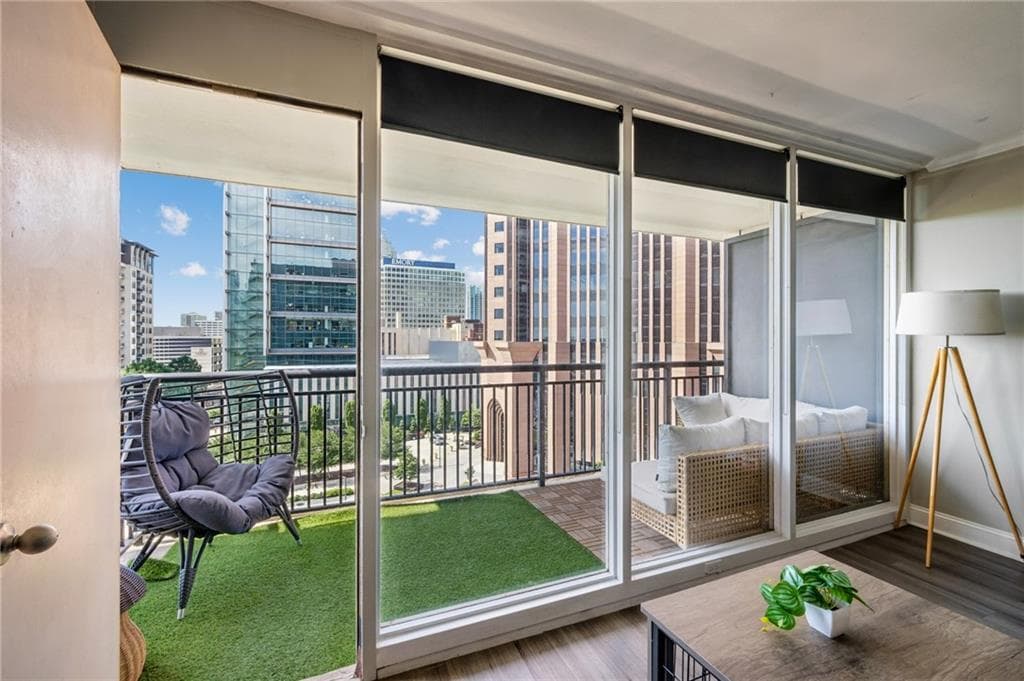 1 bedroom, 1 bathroom, 786 sq ft condominium under contract at 620 Peachtree Street 908, Atlanta, GA 30308 — photo 4