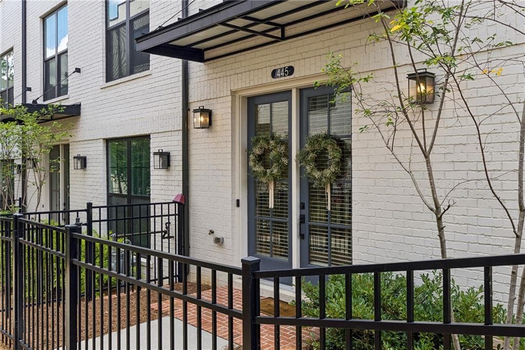 4 bedroom, 4 bathroom, 2,388 sq ft townhouse under contract at 445 Burton Drive, Alpharetta, GA 30009 — photo 2