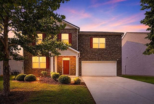 5 bedroom, 3 bathroom, 3,303 sq ft single family residence for sale at 637 Yazzie Place, Atlanta, GA 30349 — photo 2