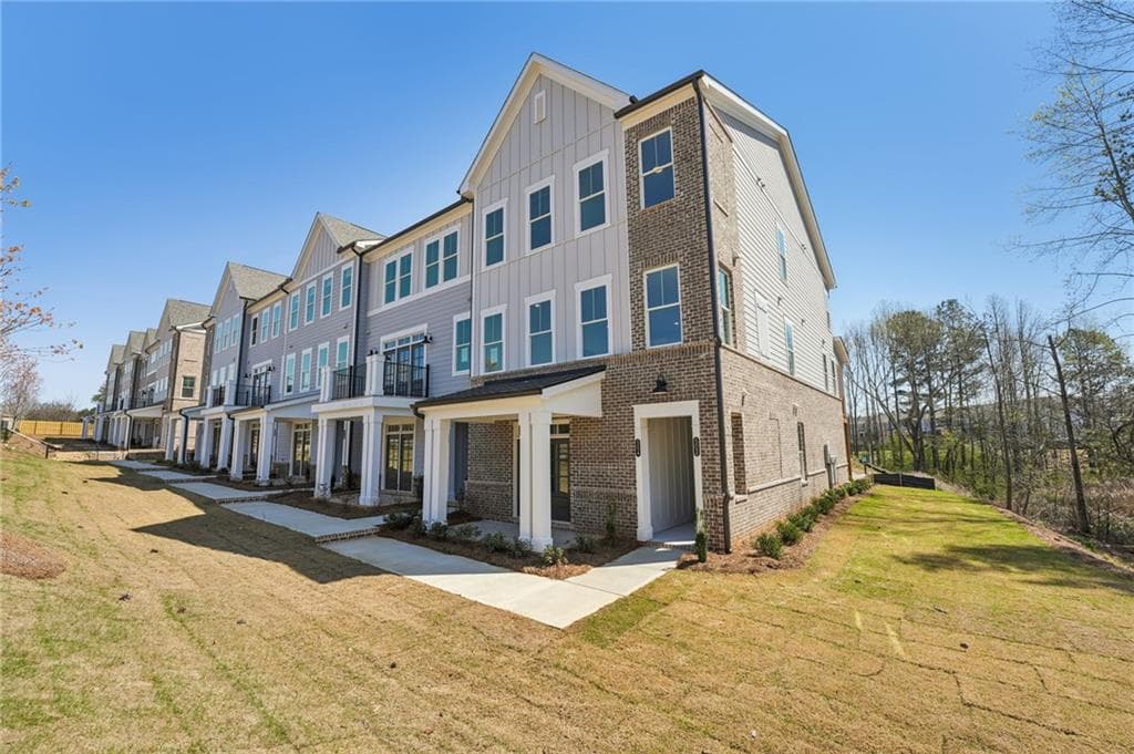 2 bedroom, 3 bathroom, 1,373 sq ft townhouse for sale at 502 Alice Way D21, Cumming, GA 30040 — photo 2
