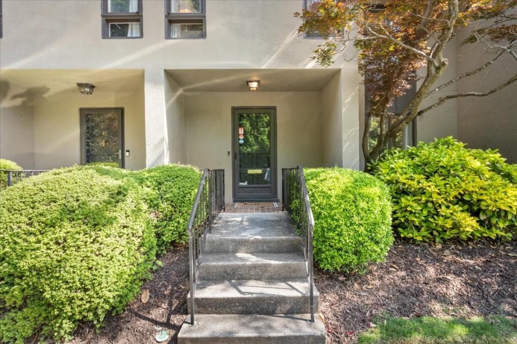 3 bedroom, 3 bathroom, 1,632 sq ft townhouse under contract at 47 Ivy Trail, Atlanta, GA 30342 — photo 8